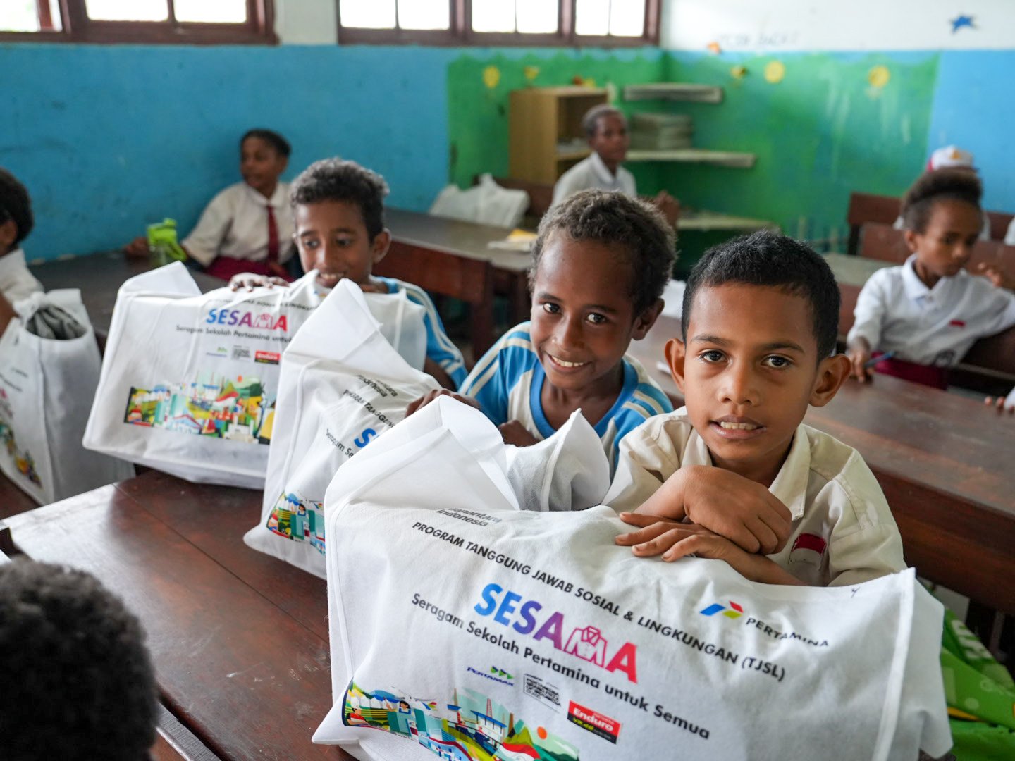 Murid Sekolah Satu Atap Negeri Doromena, Distrik Depapre, Kabupaten Jayapura, Papua saat menerima perlengkapan sekolah melalui Program SESAMA Pertamina Murid Sekolah Satu Atap Negeri Doromena, Distrik Depapre, Kabupaten Jayapura, Papua saat menerima perlengkapan sekolah melalui Program SESAMA Pertamina