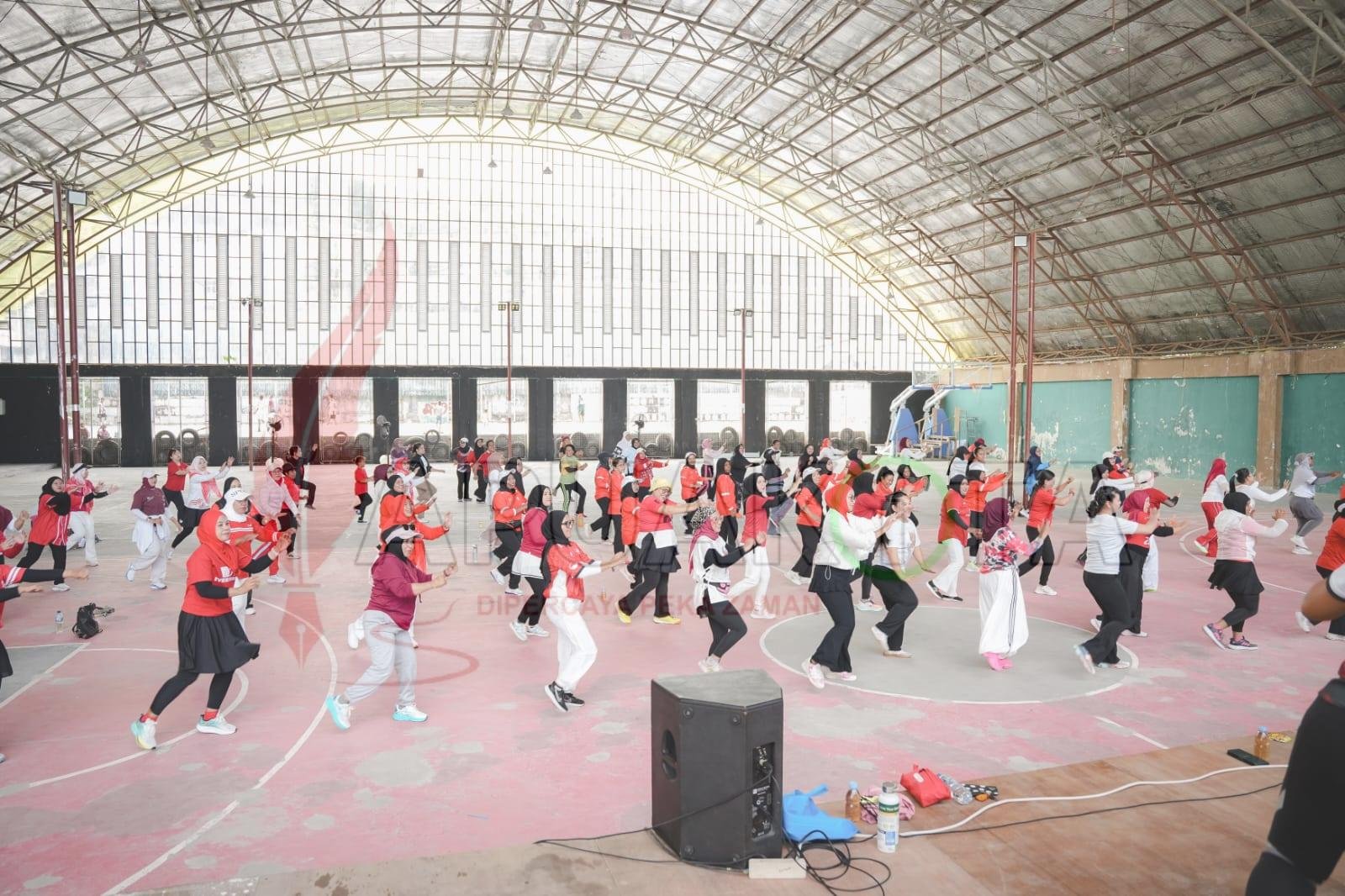 Sebanyak 167 peserta mengikuti kegiatan PowerFit Party yang diselenggarakan oleh Komunitas Powerfit Indonesia Tim Zul & Linda di Gedung KONI, Lapangan Basket Fakfak.