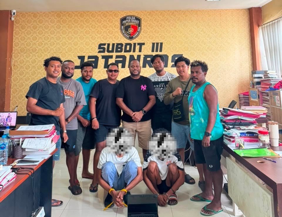 Tim Jatanras Polda Papua Barat pose bersama 2 remaja terduga kasus curat di SDN 85 Wasai