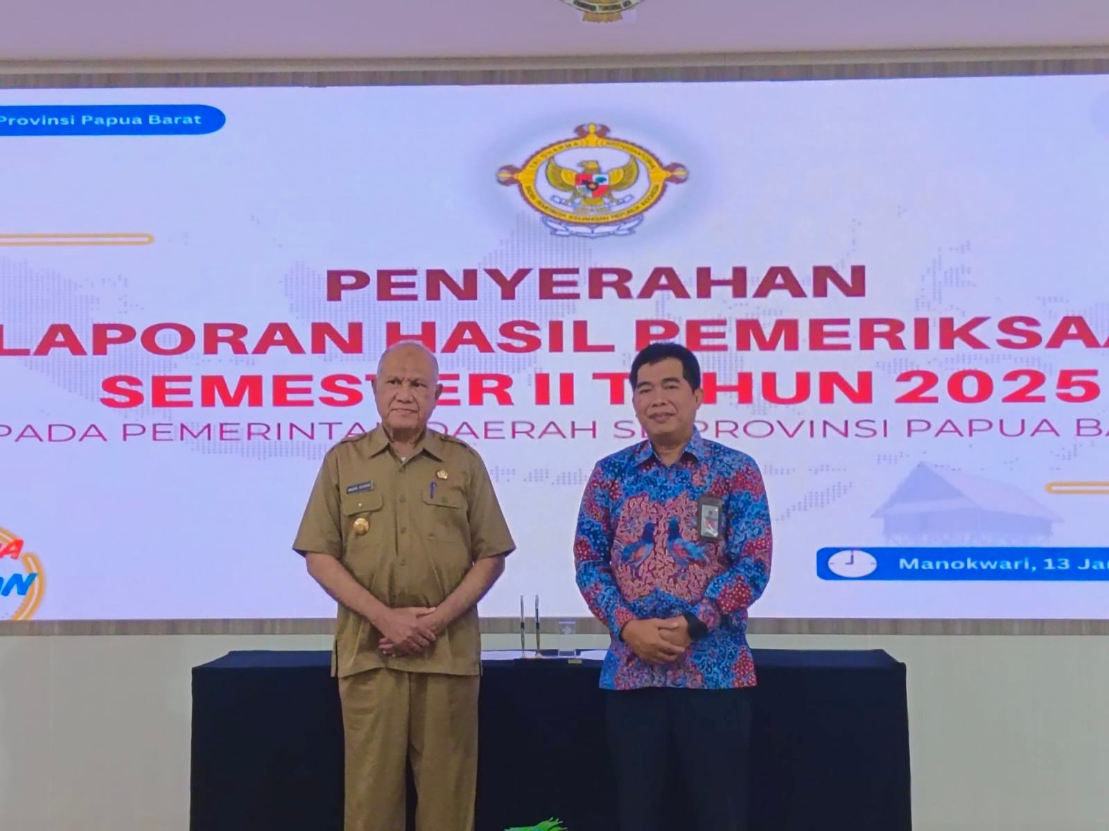 Bupati Kaimana, Drs. Hasan Achmad saat foto bersama Kepala BPK Perwakilan Papua Barat, Agus Priyono.