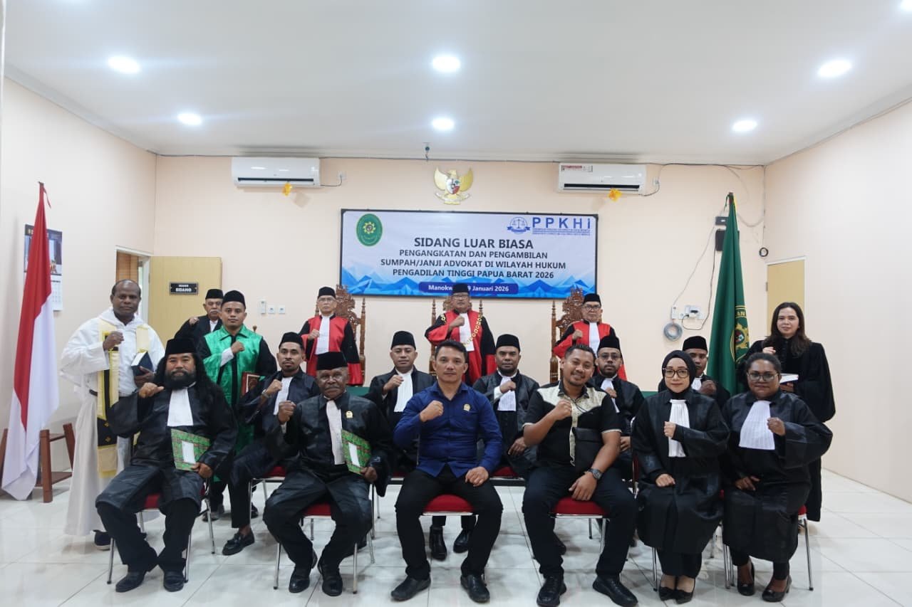 Foto bersama sembilan advokat PPKHI Papua Barat usai diambil sumpah di Kantor Pengadilan Tinggi Papua Barat Foto bersama sembilan advokat PPKHI Papua Barat usai diambil sumpah di Kantor Pengadilan Tinggi Papua Barat.
