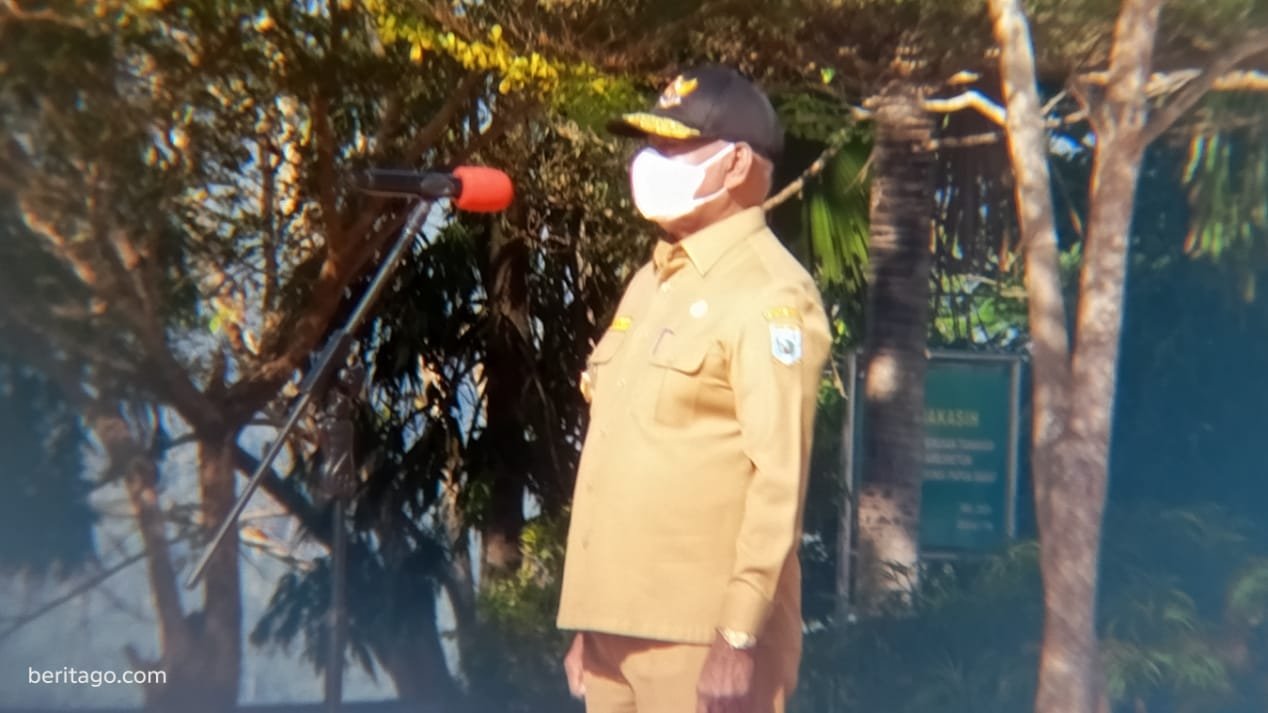 Gubernur Dominggus Mandacan saat memimpin apel gabungan ASN di Lingkup Pemprov Papua Barat. Suasana kantor gubernur terlihat diselimuti kabut asap.