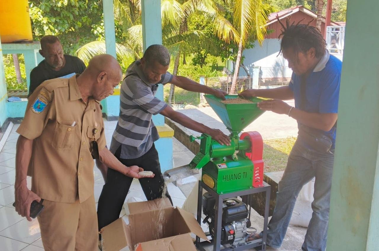 Kepala DKPP Kaimana, Alexander Furay bersama sejumlah petani saat uji coba mesin penggiling padi portable di Kantor DKPP Kaimana Kepala DKPP Kaimana, Alexander Furay bersama sejumlah petani saat uji coba mesin penggiling padi portable di Kantor DKPP Kaimana