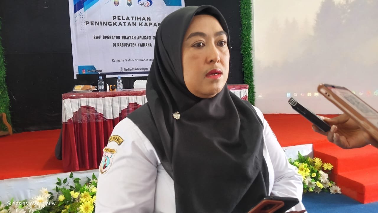 Kepala Dinas Pemberdayaan Masyarakat dan Kampung Kabupaten Kaimana, Papua Barat, Ika Damayanti saat diwawancarai di Kaimana