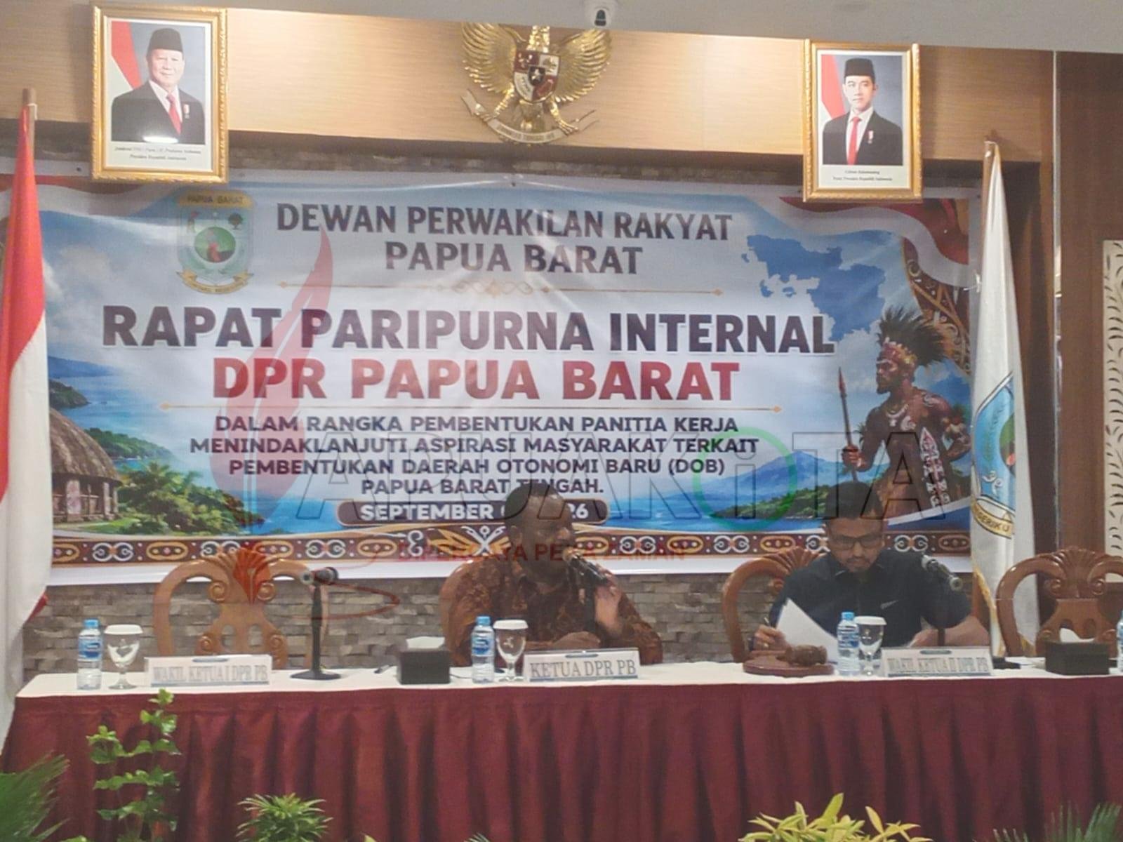 Ketua DPRPB Orgenes Wonggor dan Wakil Ketua DPRPB Syamsuddin Seknun saat memimpin rapat internal terkait pembentukkan Panja (1) Ketua DPRPB Orgenes Wonggor dan Wakil Ketua DPRPB Syamsuddin Seknun saat memimpin rapat internal terkait pembentukkan Panja.