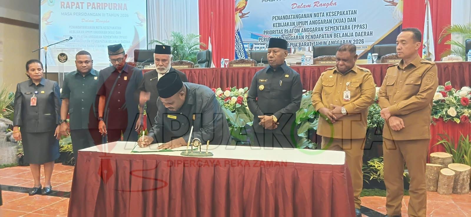 Ketua DPRPB Orgenes Wonggor menandatangani berita acara persetujuan KUA dan PPAS perubahan anggaran tahun 2026