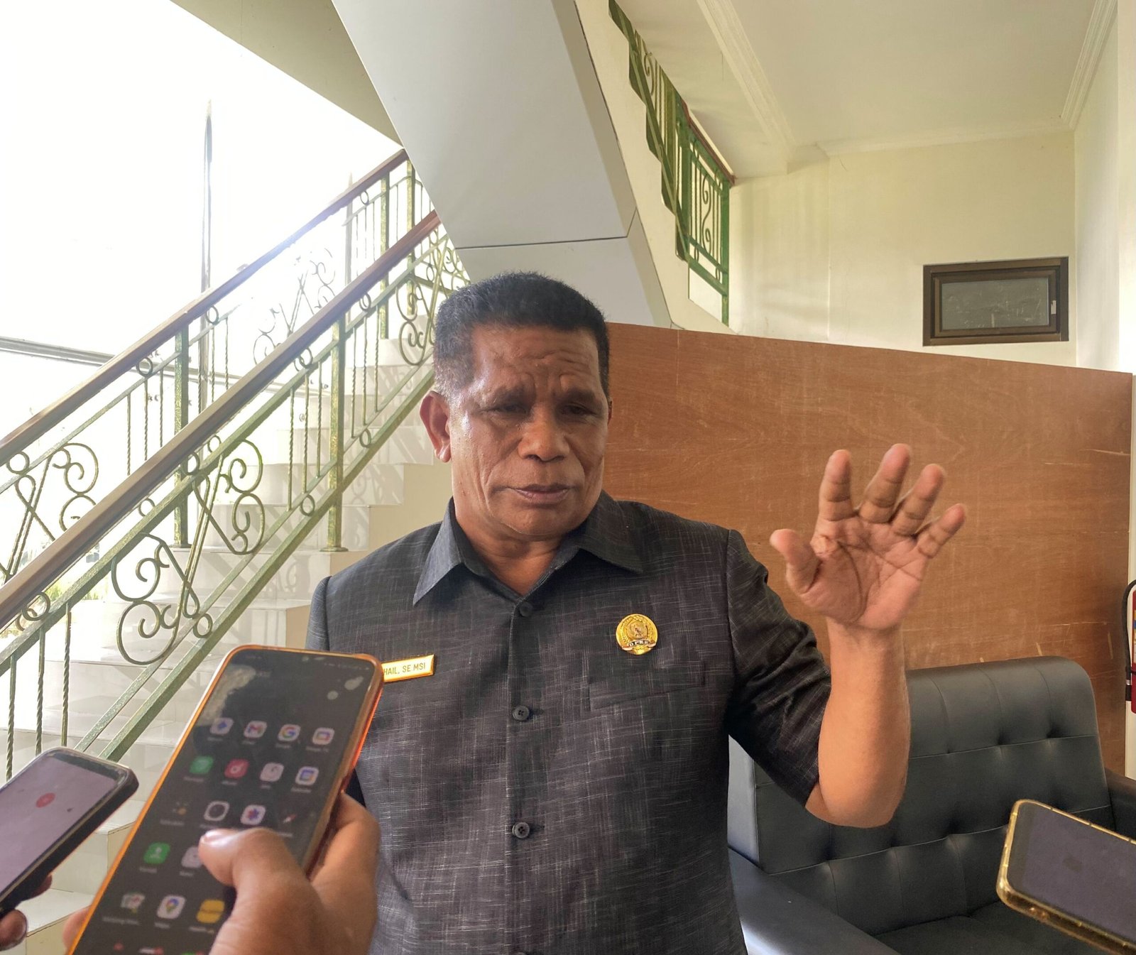 Ketua Komisi C DPRK Kaimana, Papua Barat, Imanuel Rahail saat diwawancarai di Kantor DPRK