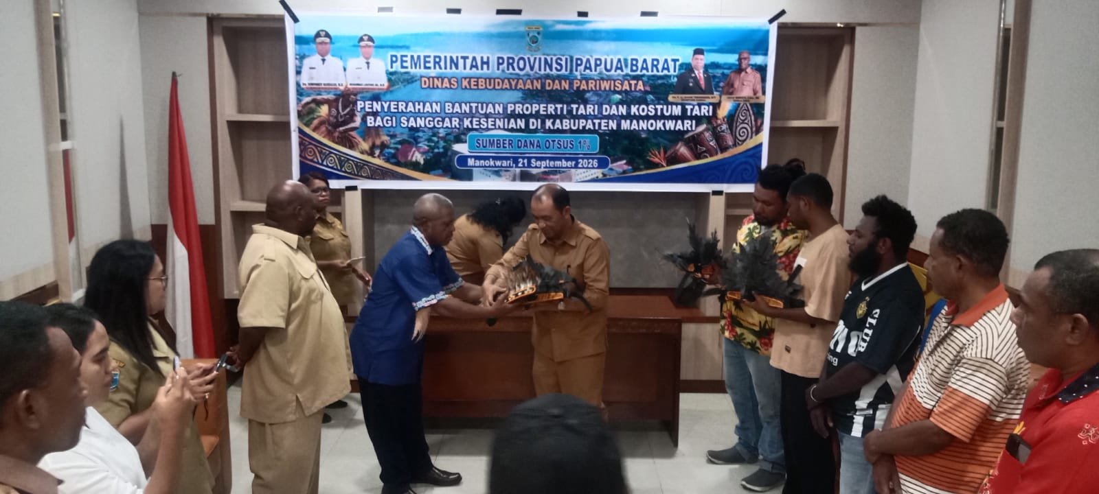 Penyerahan Properti Tari dan Kostum Tari kepada Sanggar Tari di Manokwari