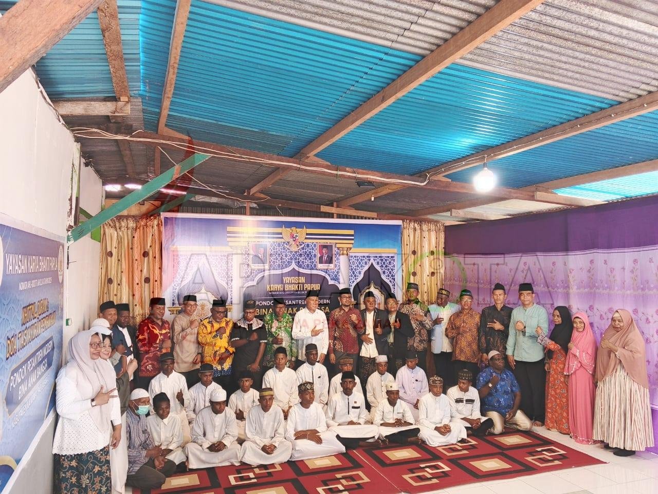 Sejumlah Santri Pondok Pesantren Modern Bina Anak Bangsa saat foto bersama Bupati, Pengasuh Pondok Pesantren, serta undangan lain usai peresmian Pesantren.