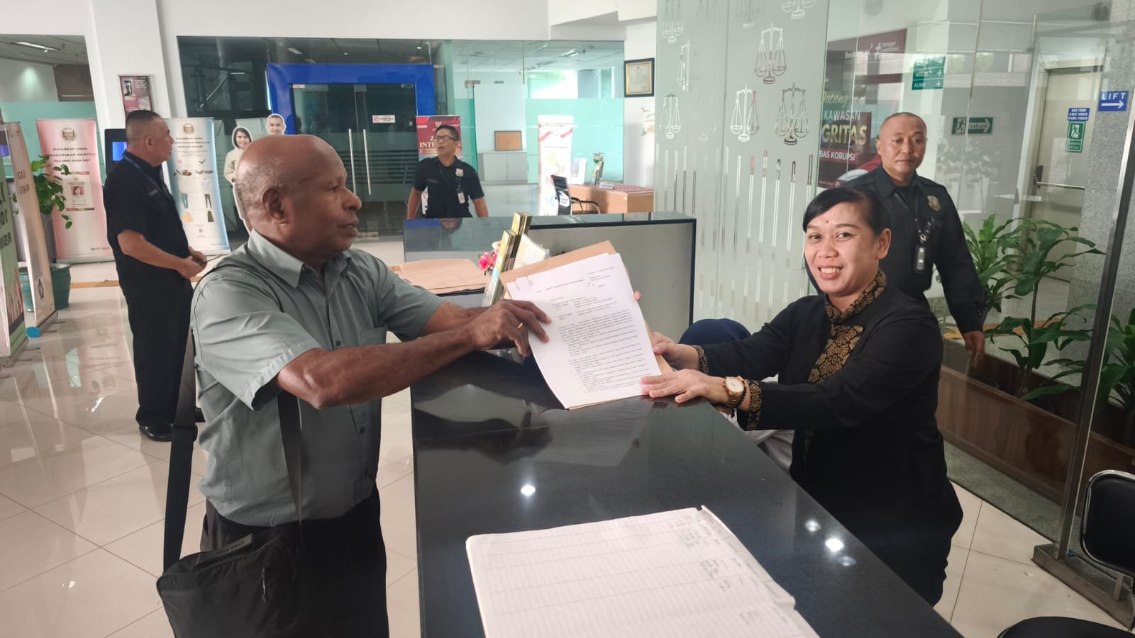 Tim Kuasa Hukum Pemprov Papua Barat saat menyerahkan berkas gugatan ke Komisi Yudisial (KY) Tim Kuasa Hukum Pemprov Papua Barat saat menyerahkan berkas gugatan ke Komisi Yudisial (KY)