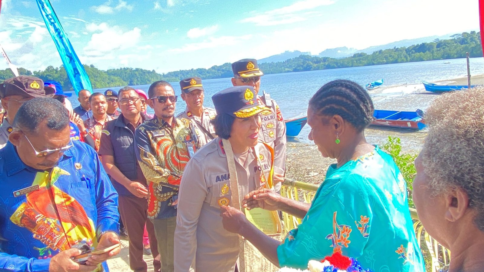 Wakapolda Papua Barat, Brigjen Pol. Dr. Sulastiana saat dikalungi Noken oleh masyarakat Wamesa saat tiba dari Kota Kaimana