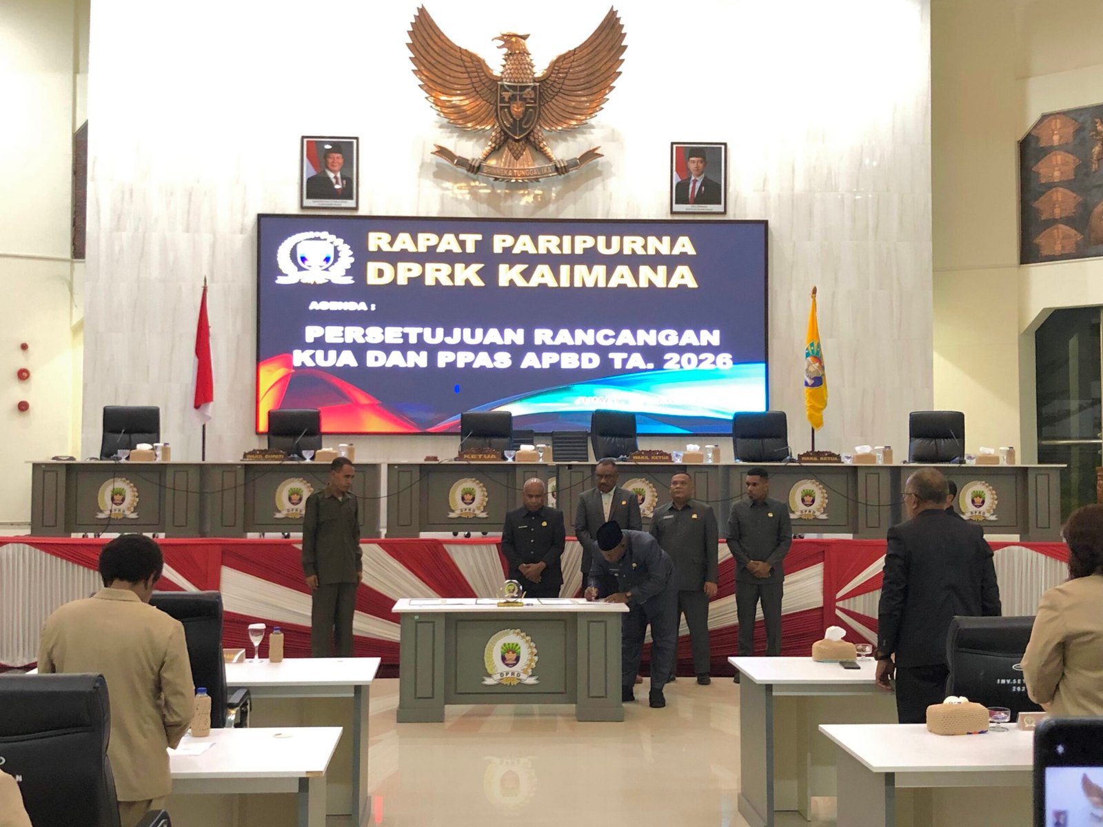 Wakil Bupati Kaimana, Isak Waryensi saat menandantangi berita acara Rancangan KUA dan PPAS Tahun Anggaran 2026 di ruang Auditorium DPRK Kaimana.