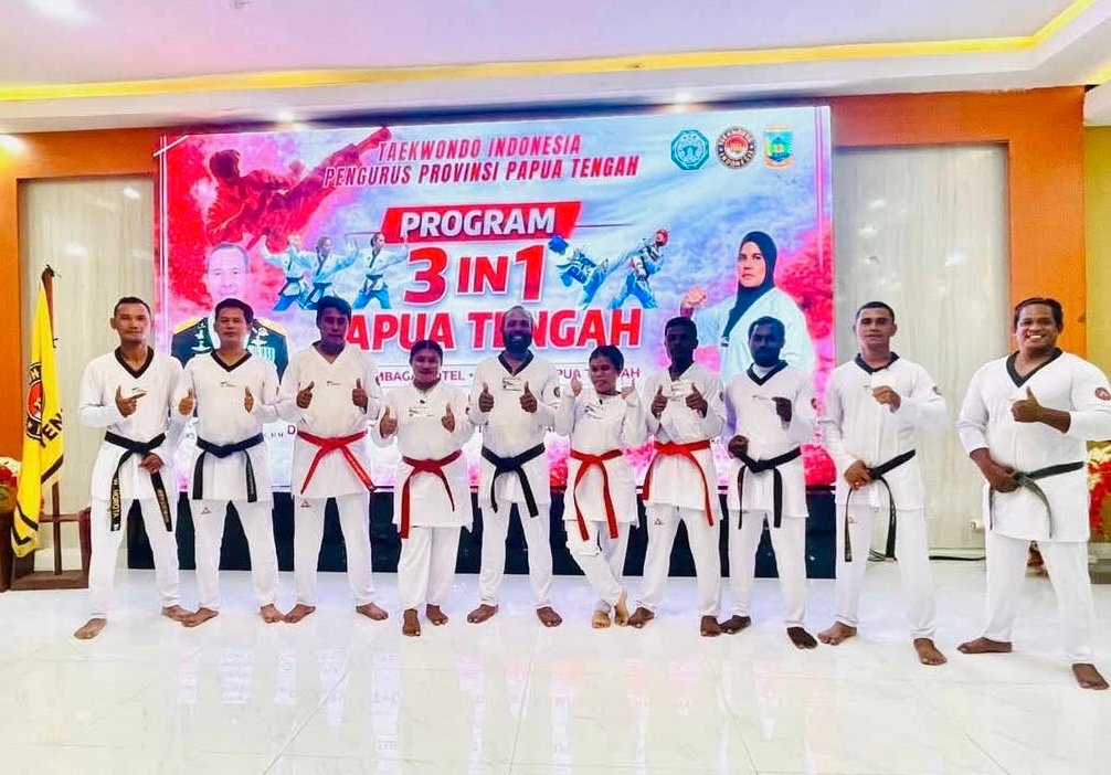 10 Pelatih atau Sabeum saat foto bersama pada Pelatihan Program 3 In 1 di Hotel Horison Timika Papua Tengah.