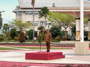 Asisten III Bidang Administrasi Pembangunan Setda Papua Barat, Otto Parorongan saat memimpin apel gabungan Aparatur Sipil Negara (ASN) di lingkungan Pemprov Papua Barat.