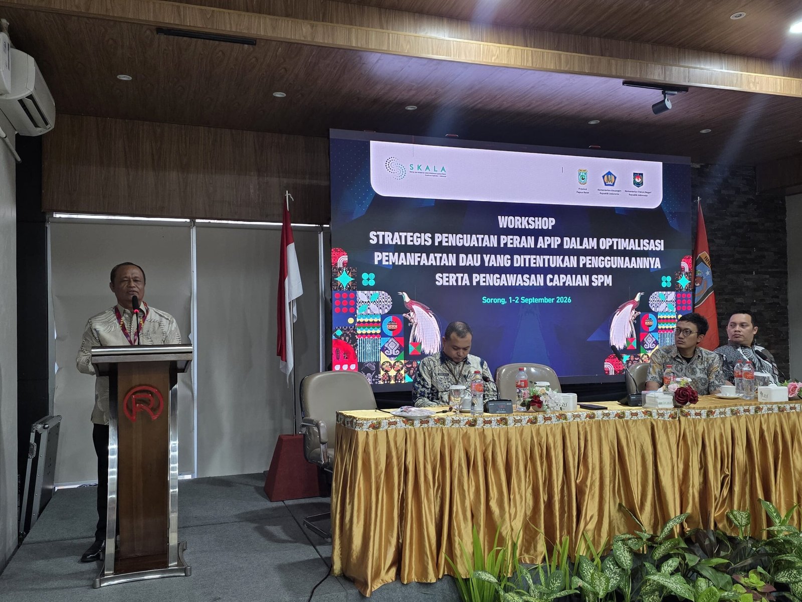 Asisten III Setda Provinsi Papua Barat Oto Parorongan saat mebacakan sambutan gubernur pada acara peningkatan kapasitas APIP.