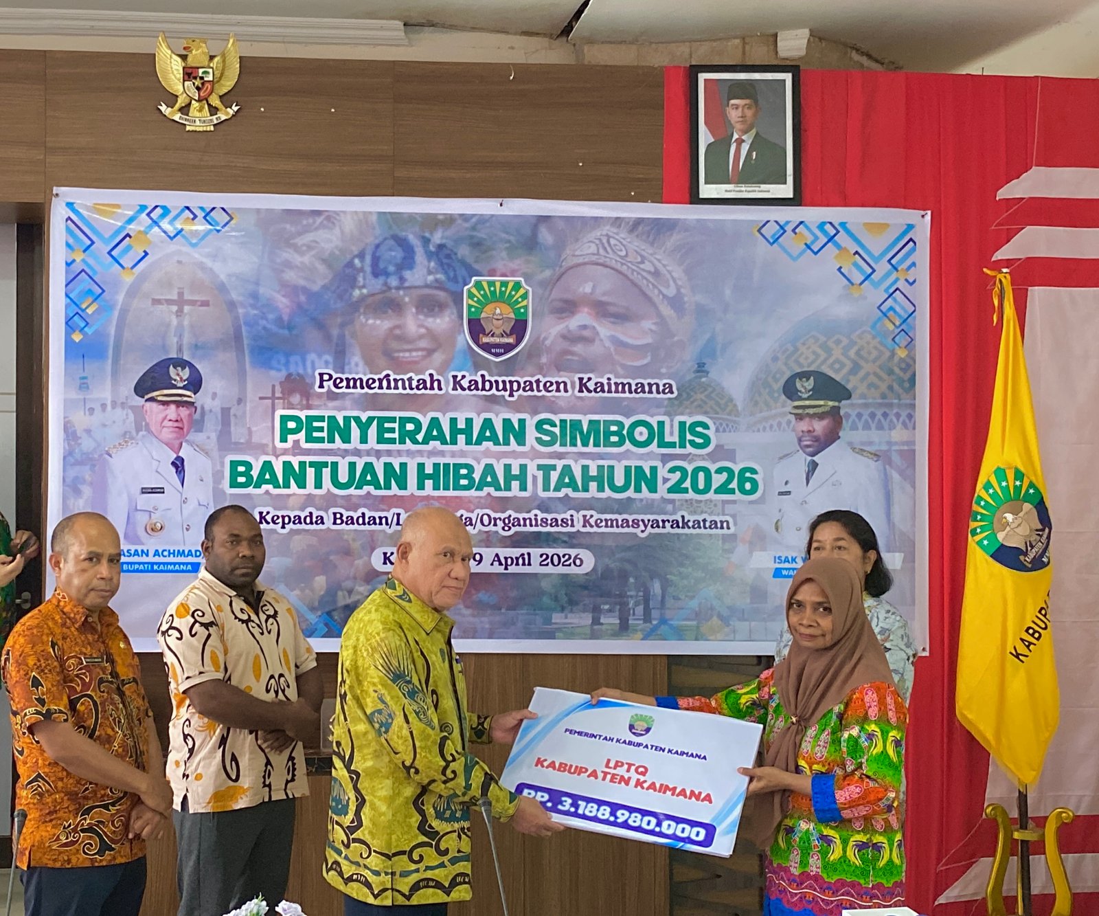 Bupati Hasan Achmad didampingi Wakil Bupati, Sekda saat serahkan secara simbolis bantuan hibah tahun anggaran 2026 kepada Ketua LPTQ Kaimana, Sitti Rahma Iribaram