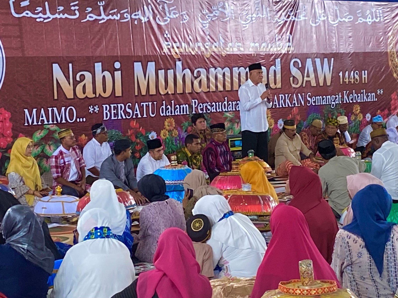 Bupati Hasan Achmad saat menghadiri peringatan Maulid Nabi Muhammad SAW yang digelar Kerukunan Keluarga Sulawesi Tenggara (KKST) di GOR Kaimana