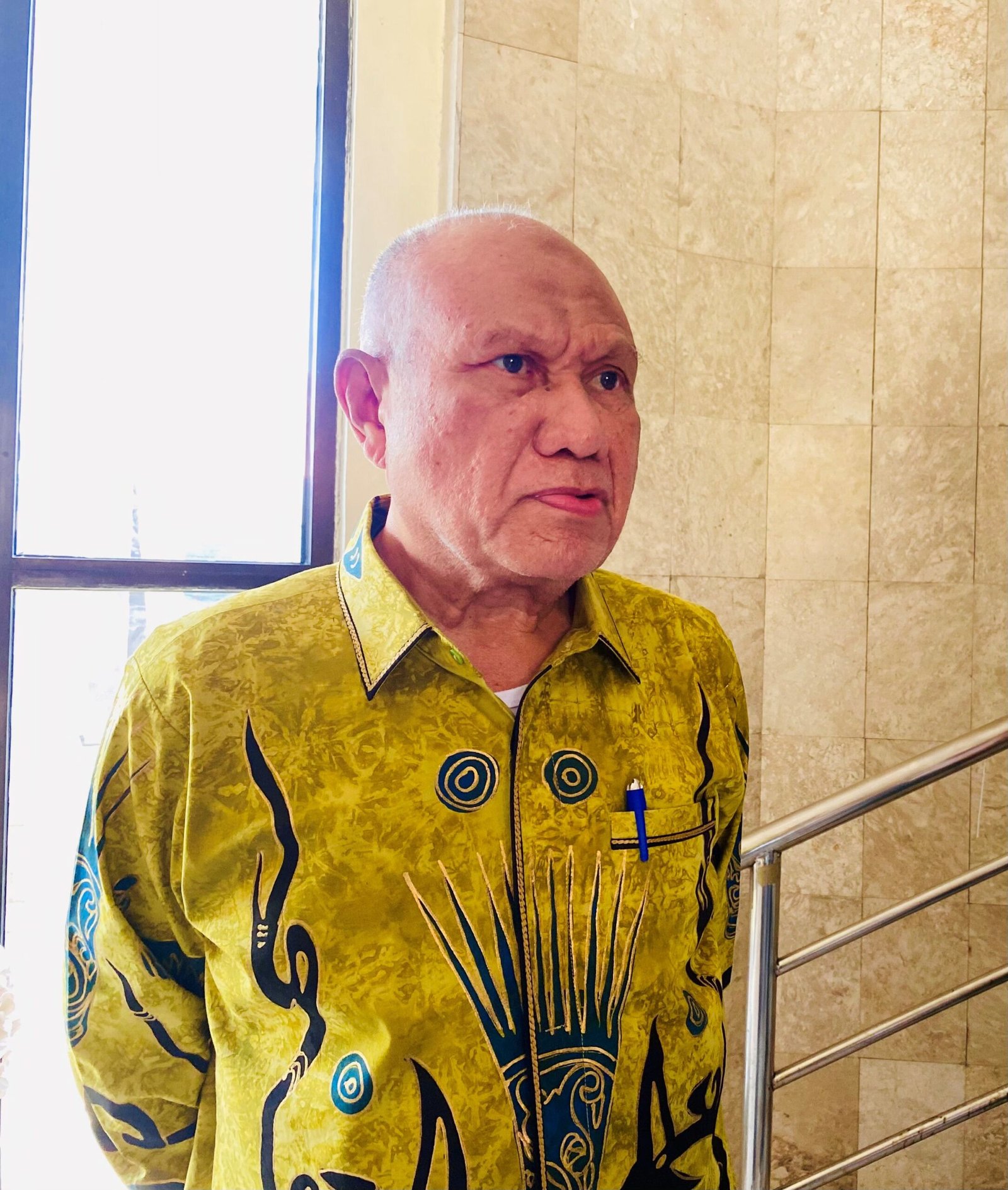 Bupati Kaimana, Drs. Hasan Achmad saat diwawancarai TribunPapuabarat.com di Lobby Kantor Bupati