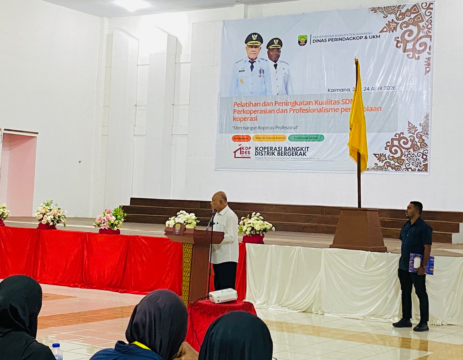 Bupati Kaimana, Drs. Hasan Achmad saat sambutan pada Pelatihan Peningkatan Kualitas SDM Perkoperasian dan Profesionalisme Pengelolaan Koperasi