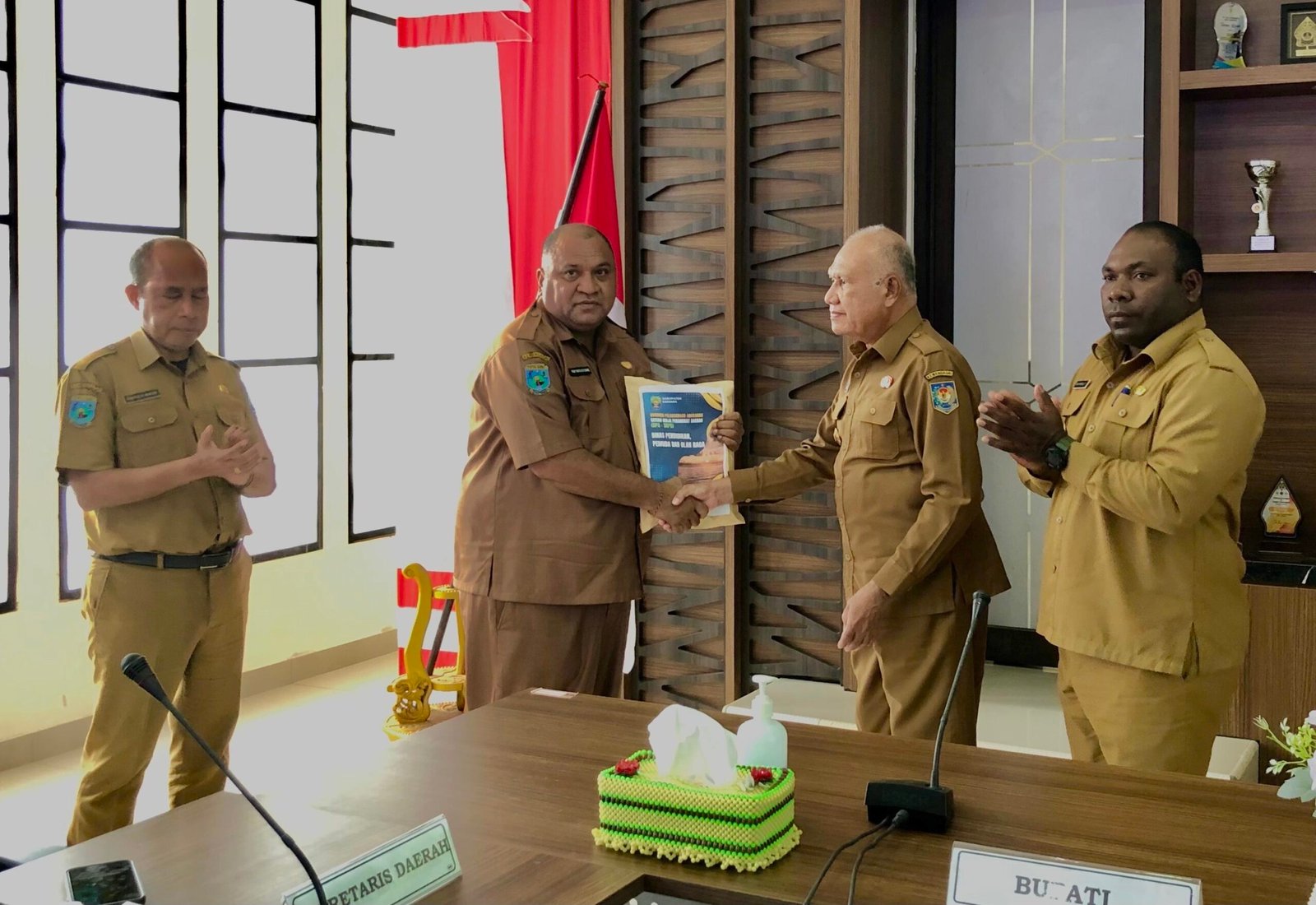 Bupati Kaimana, Drs. Hasan Achmad saat serahkan dokumen penggunaan anggaran (DPA) kepada Kepala Dinas Pendidikan Pemuda dan Olaharga (Dispora) Ray Ratu D Come disaksikan Wabup, Isak Waryensi dan Sekda Donald R Wakum.