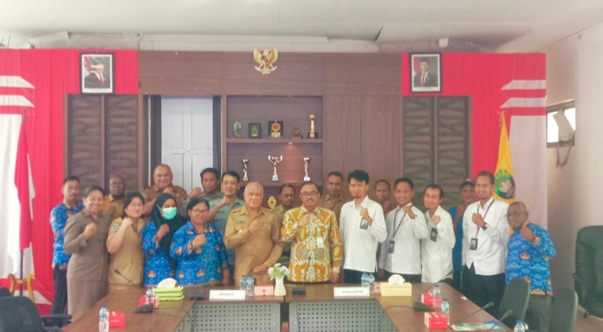 Bupati Kaimana Hasan Achmad foto bersama Kepala BPKP Papua Barat, Eko Hery Winarno, Pimpinan OPD dan staf usai penandatanganan kerjasama di Ruang Rapat Kantor Bupati.