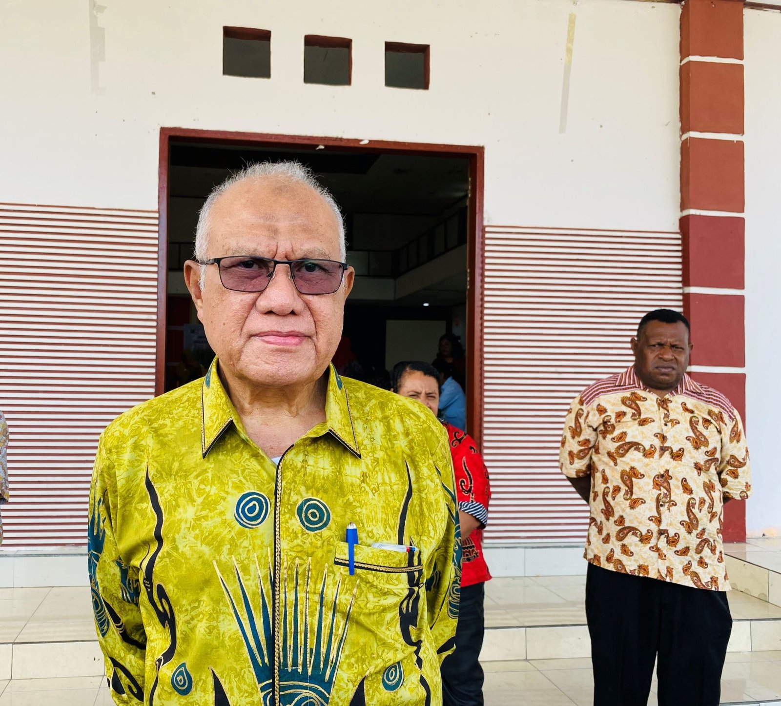 Bupati Kaimana, Hasan Achmad saat ditemui setelah hadiri workshop kolaborasi bersama pembangunan berkelanjutan di Aula Rehobot. Bupati Kaimana, Hasan Achmad saat ditemui setelah hadiri workshop kolaborasi bersama pembangunan berkelanjutan di Aula Rehobot.
