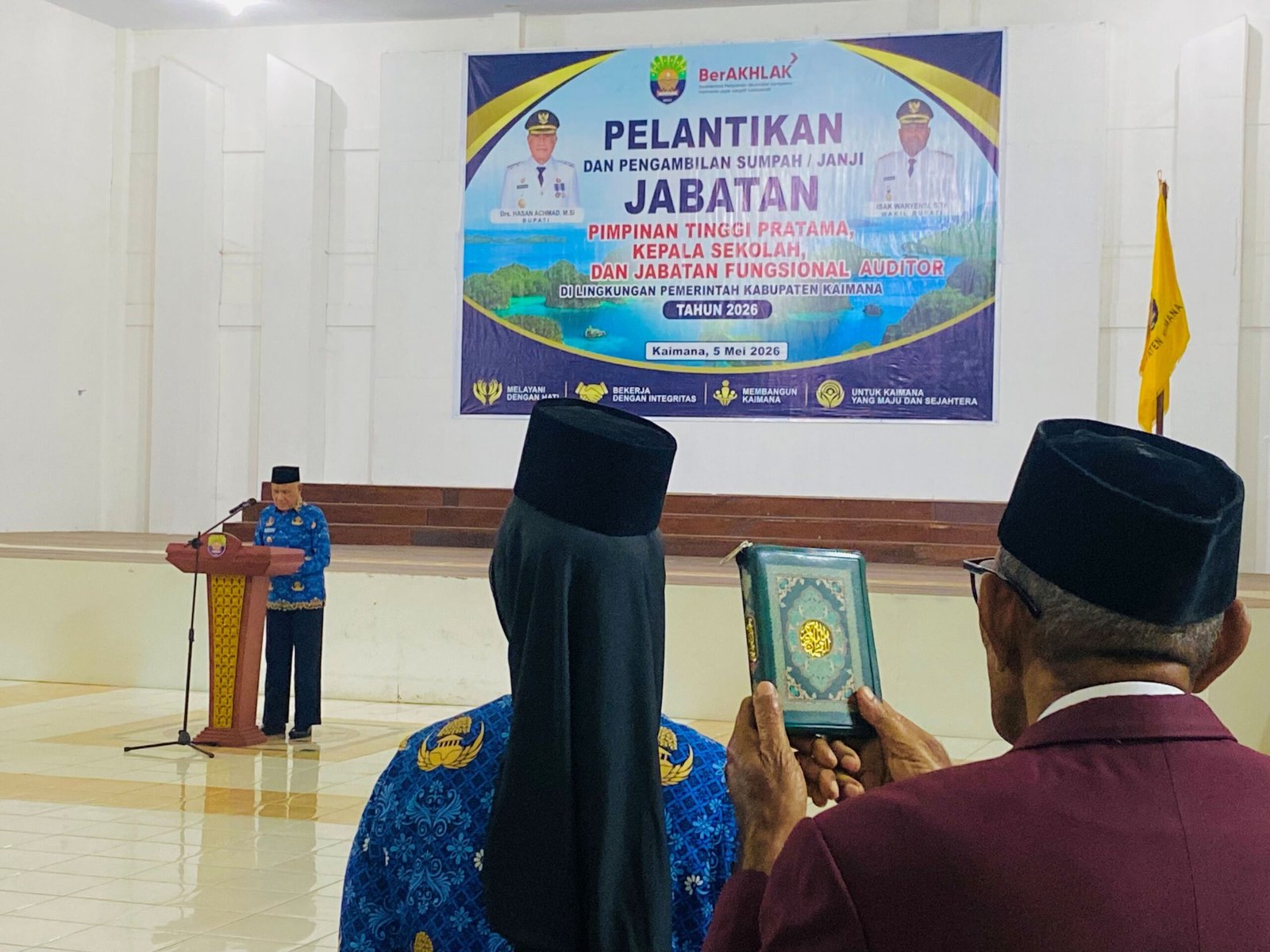 Bupati Kaimana Hasan Achmad saat melantik dan mengambil sumpah  28 orang Kepala Sekolah TK, SD, SMP dan SMA, 8 orang auditor serta Kepala Dinas Kependudukan dan Pencatatan Sipil.