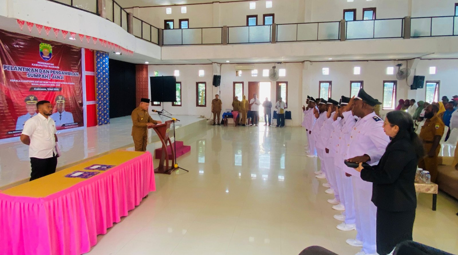 Bupati Kaimana Hasan Achmad saat melantik dan mengambil sumpah Pergantian Antar Waktu (PAW) 8 Kepala Kampung yang berada di wilayah empat Distrik di Kabupaten Kaimana, di Aula Rehoboth