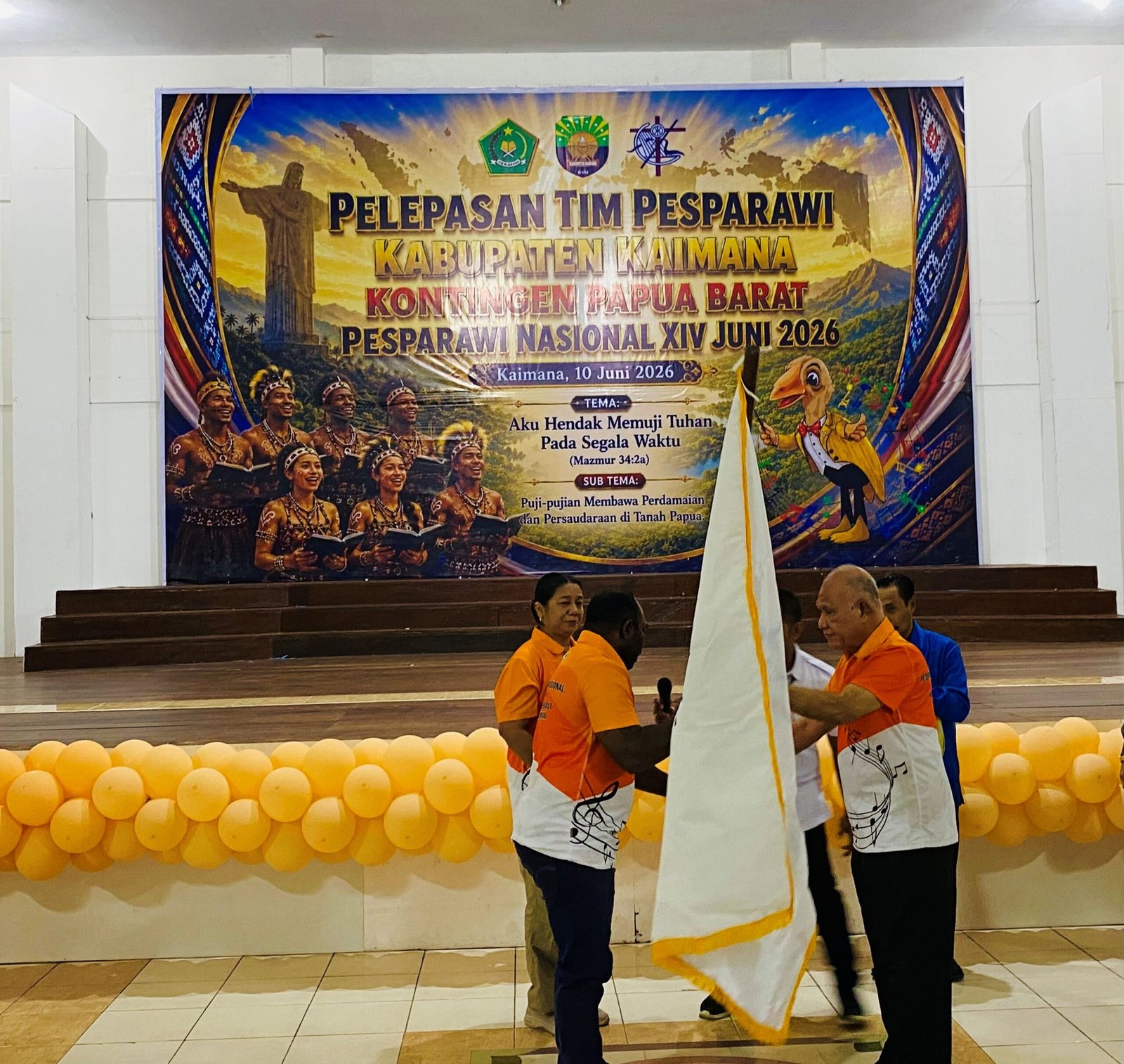 Bupati Kaimana Hasan Achmad saat serahkan Petaka LPPD Kaimana kepada Ketua Kontingen Tim Pesparawi Kaimana, Isak Waryensi di Gedung Pertemuan Krooy.