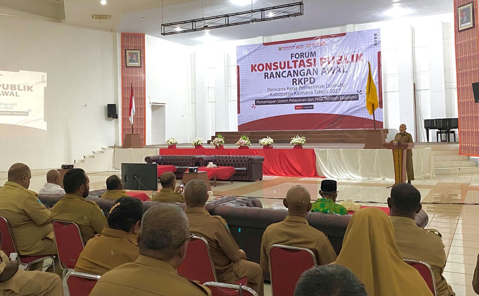 Bupati Kaimana, Papua Barar, Drs. Hasan Achmad saat sambutan pada Konsultasi Publik Rancangan Awal (Ranwal) Rencana Kerja Pemerintah Daerah (RKPD) Kaimana Tahun 2027, di Gedung Pertemuan Krooy Bupati Kaimana, Papua Barar, Drs. Hasan Achmad saat sambutan pada Konsultasi Publik Rancangan Awal (Ranwal) Rencana Kerja Pemerintah Daerah (RKPD) Kaimana Tahun 2027, di Gedung Pertemuan Krooy