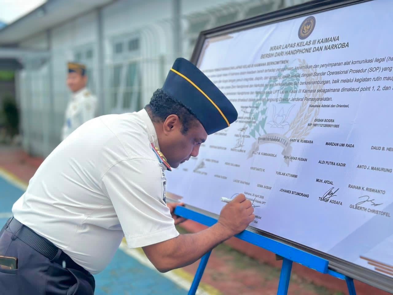 Kepala Lembaga Pemasyarakatan (Kalapas) Kelas III Kaimana, Yoseph S. Rumbiak saat menandatangani Ikrar Lapas Kelas III Kaimana pada Deklarasi Zero atau Bebas Handphone, Pungutan liar, dan Narkoba (HALINAR) sebagai komitmen untuk ciptakan lingkungan pemasyarakatan yang bersih