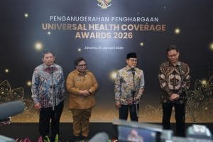 Penyerahan UHC Award 2027 kepada Kepala Daerah