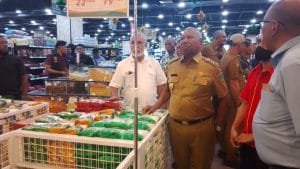 Gubernur Papua Barat Dominggus Mandacan di sela kegiatan Sidak di salah satu gudang distributor bahan pokok.