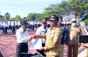 Gubernur Papua Barat Dominggus Mandacan menyerahkan SK pengangkatan kepada 1.299 ASN formasi 2021 di halaman Kantor Gubernur Papua Barat Gubernur Papua Barat Dominggus Mandacan menyerahkan SK pengangkatan kepada 1.299 ASN formasi 2021 di halaman Kantor Gubernur Papua Barat