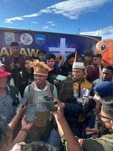 Inspektorat Daerah Papua Barat saat menjemput Kontingen Pesparawi Sumut di Bandara Rendani, Manokwari. Inspektorat Daerah Papua Barat saat menjemput Kontingen Pesparawi Sumut di Bandara Rendani, Manokwari.