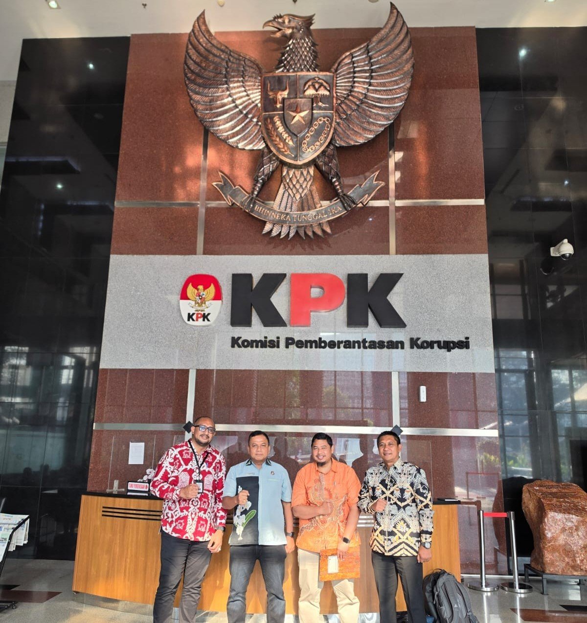 Inspektur Papua Barat bersama Kepala Badan Kesbangpol dan Sekretaris DPRPB saat berada di Kantor KPK Inspektur Papua Barat bersama Kepala Badan Kesbangpol dan Sekretaris DPRPB saat berada di Kantor KPK.