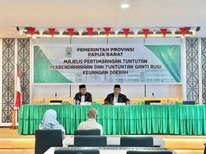 Inspektur Papua Barat saat memimpin Sidang MPTGR terhadap tertuntut Bendahara salah satu Dinas
