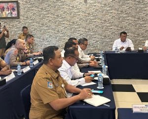 Inspektur Provinsi Papua Barat, Dr Erwin P.H Saragih S.H., M.H saat mengikuti rapat forkompimda