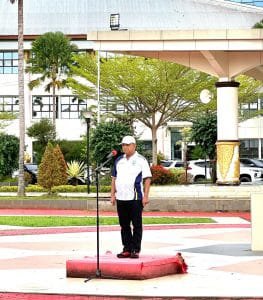 Inspektur Provinsi Papua Barat, Dr. Erwin P.H. Saragih saat memimpin apel di lingkup Pemprov Papua Barat
