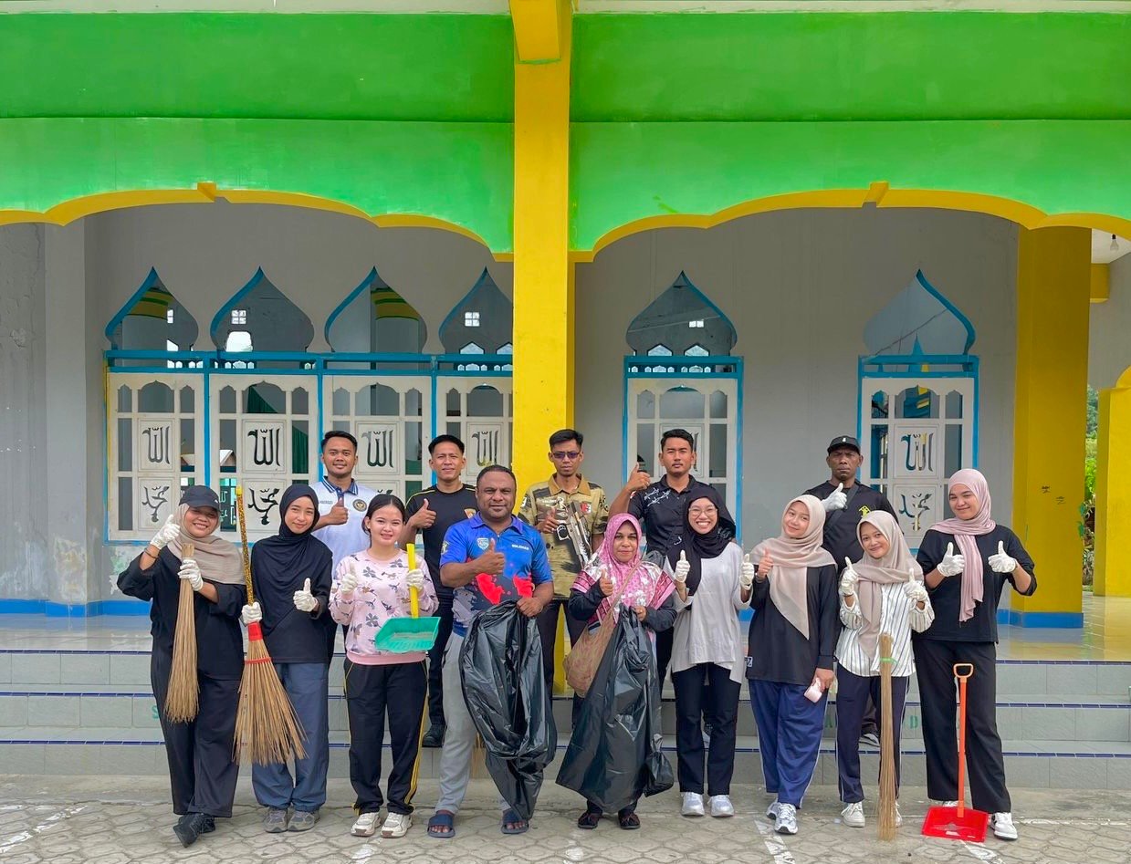 Jajaran Lapas Kelas III Kabupaten Kaimana saat menggelar aksi bersih masjid dalam rangka menyambut Ramadan 1447 Hijriah