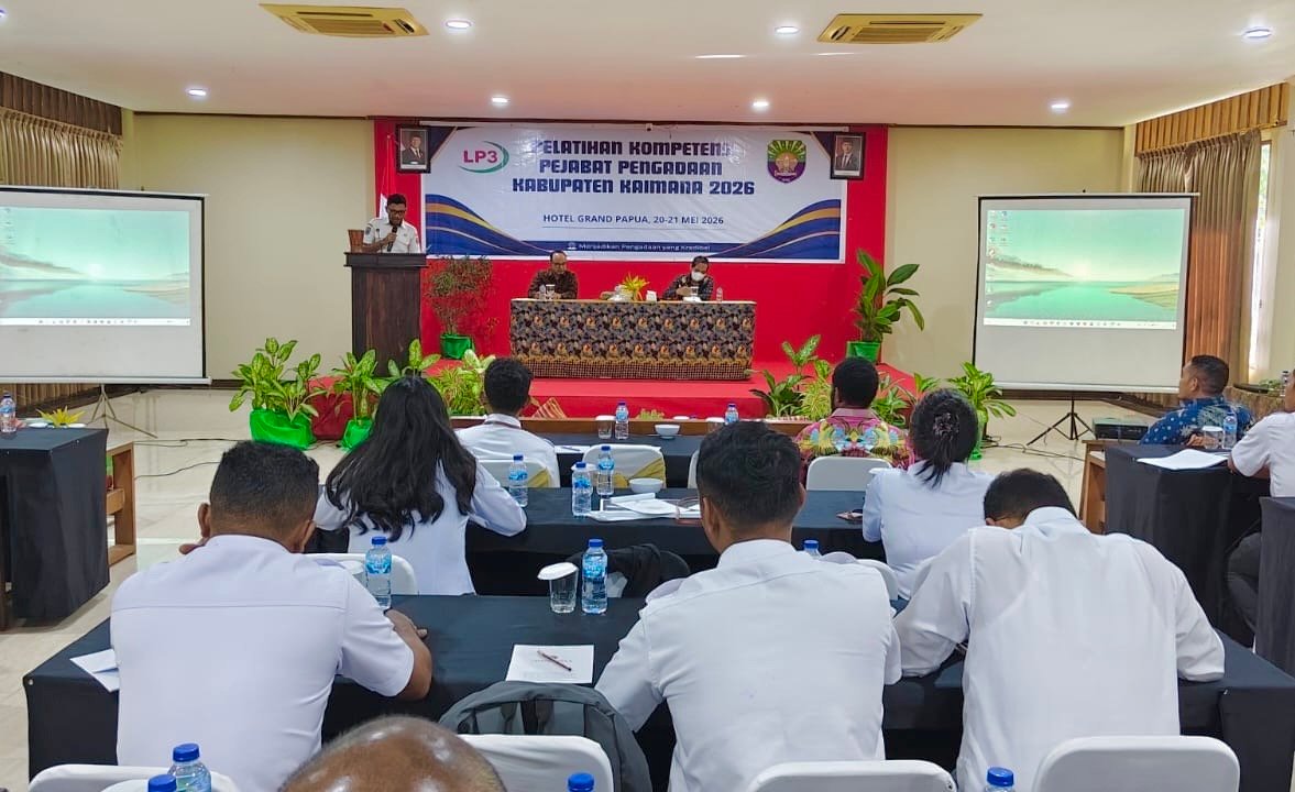 Kabag Pengadaan Barang dan Jasa (PBJ) Setda Kaimana, Roy Andries Latul saat sambutan pada Pelatihan Kompetensi Pejabat Pengadaan di Hotel Grand Papua, Kaimana