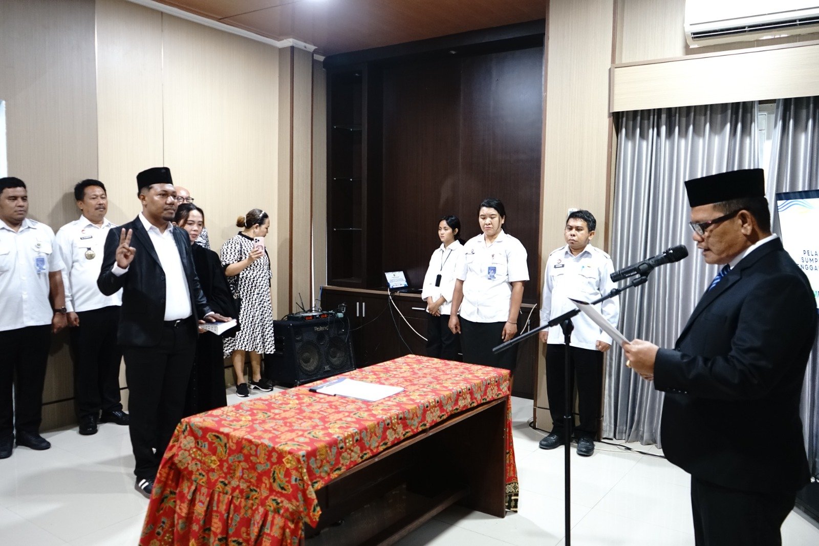 Kakanwil Kemenkum Pabar Sahata Marlen Situngkir, melantik dan mengambil sumpahjanji jabatan Herson Abner Korwa sebagai Notaris Pengganti untuk wilayah Kabupaten Manokwari