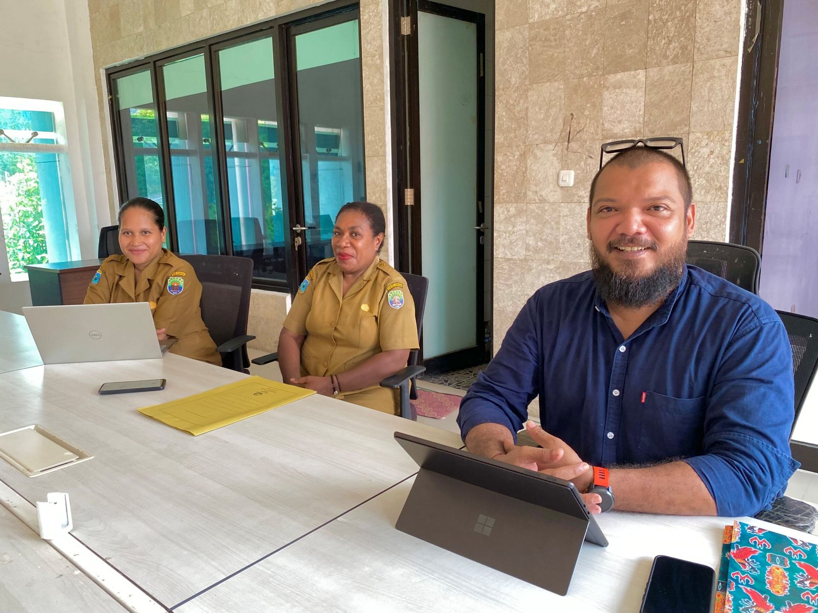 Kepala Bagian Kesejahteraan Rakyat (Kesra) Setda Kaimana, Yoyon Fahri Nisfu didampingi Kasubag Bina Mental Spiritual, Albertina Aboda dan staf di Ruang Kesra Kaimana.