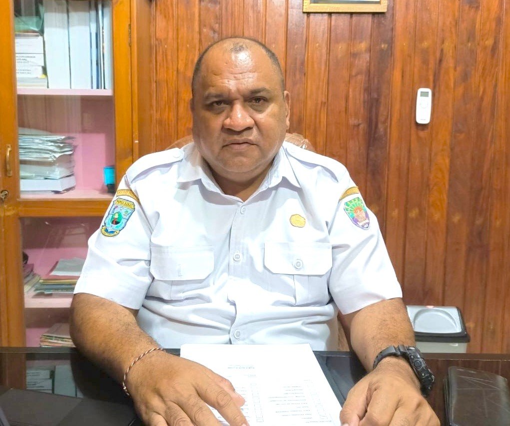 Kepala Dinas Pemuda dan Olahraga Kaimana, Ray Ratu Come, saat dikonfirmasi di ruang kerjanya,