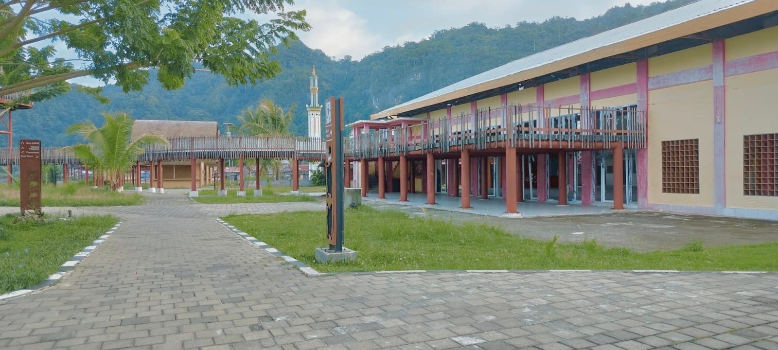 Kondisi Foodcourt di Area Taman Jokowi-Iriana, Kaimana, Papua Barat.