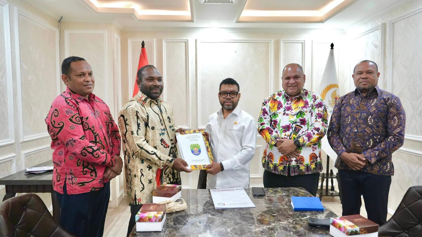 Ketua Komite III Dewan Perwakilan Daerah (DPD) RI, Dr. Filep Wamafma foto bersama Wakil Bupati Kaimana, Isak Waryensi, Asisten II Setda Kaimana, Dedi Ombaier dan Kepala Dinas Pendidikan Pemuda dan Olahraga (Diaspora), Ray Ratu D Come di Jakarta