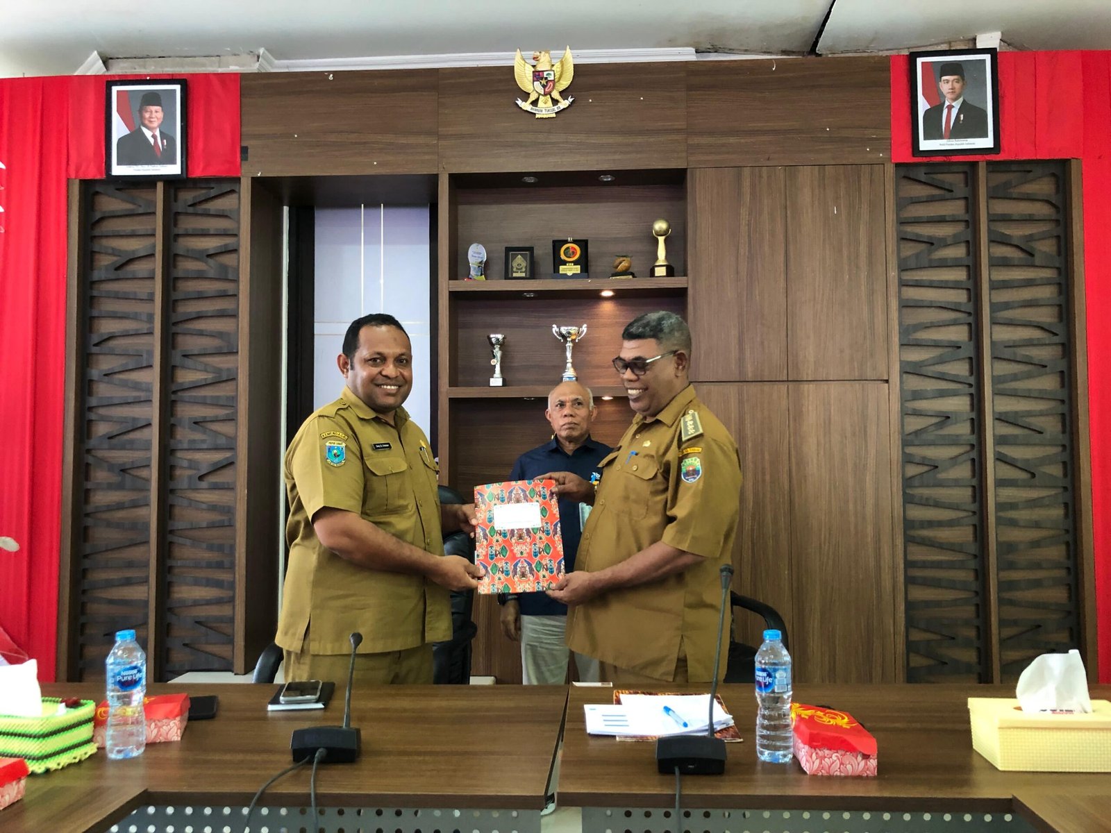 Asisten II Bidang Perekonomian dan Pembangunan Setda Kaimana, Dedy Junaedi Ombaier didampingi Kepala Perum Bulog Cabang Fakfak, Ibrahim Wairoy saat menyerahkan data penerima bantuan kepada Kepala Distrik Kambrauw Vence Septory.