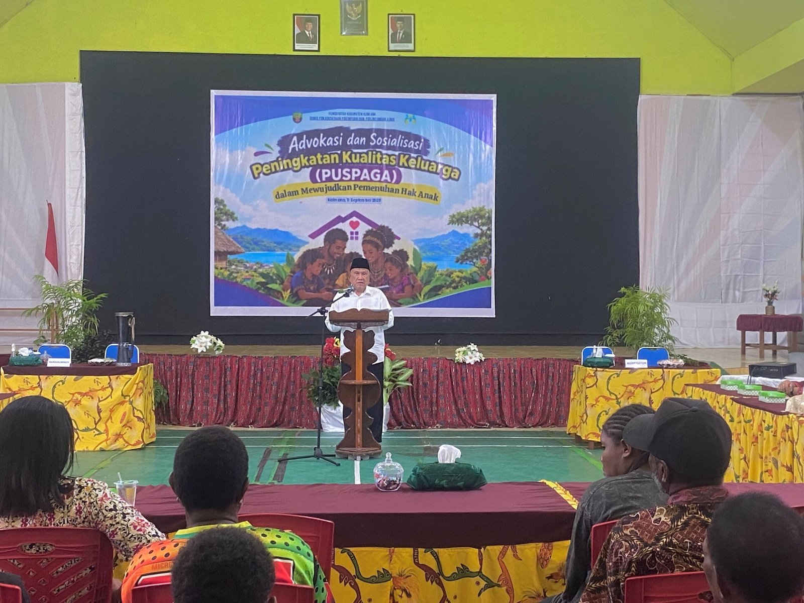 Bupati Kaimana Hasan Achmad saat sambutan dan membuka pelaksanaan Advokasi dan Sosialisasi Peningkatan Kualitas Keluarga PUSPAGA dalam Mewujudkan Pemenuhan Hak Anak di Aula SMA Negeri 1 Kaimana,