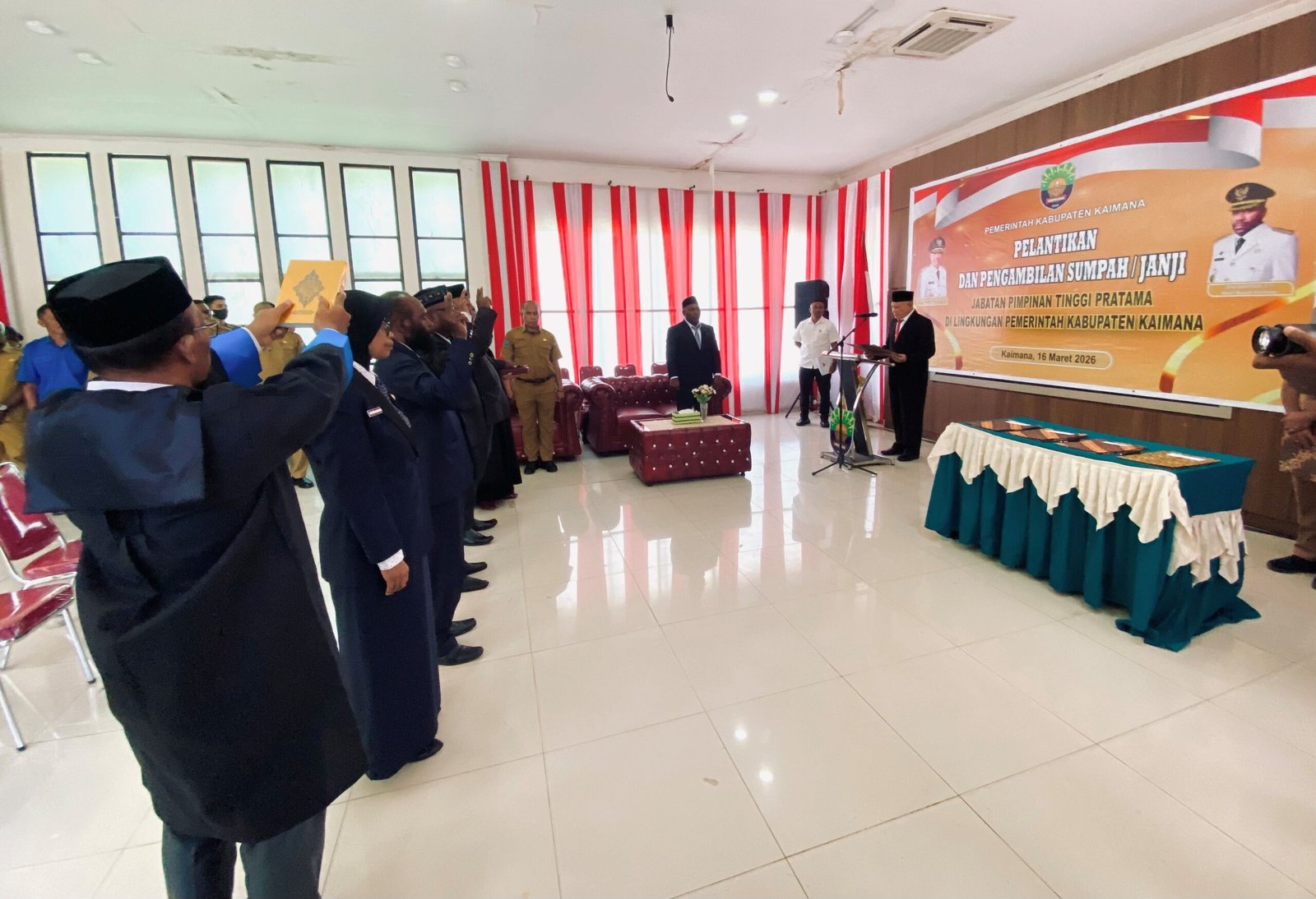 Bupati Kaimana, Drs. Hasan Achmad saat melantik dan mengambil sumpah janji empat Pejabat Eselon II di Lingkup Pemerintah Kabupaten Kaimana di ruang rapat Kantor Bupati