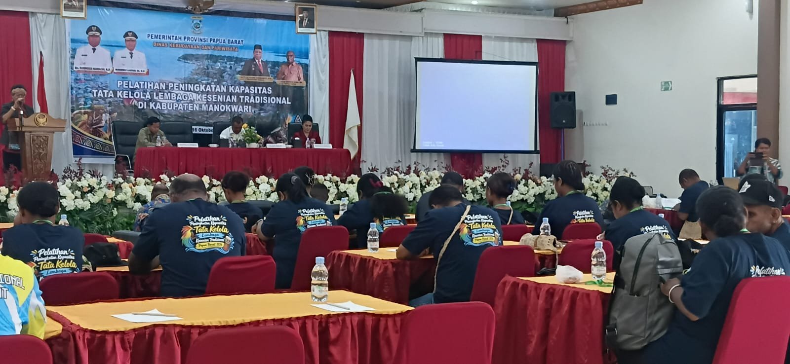 Pelatihan peningkatan kapasitas tata kelola lembaga kesenian tradisional di Kabupaten Manokwari (2) Pelatihan peningkatan kapasitas tata kelola lembaga kesenian tradisional di Kabupaten Manokwari.